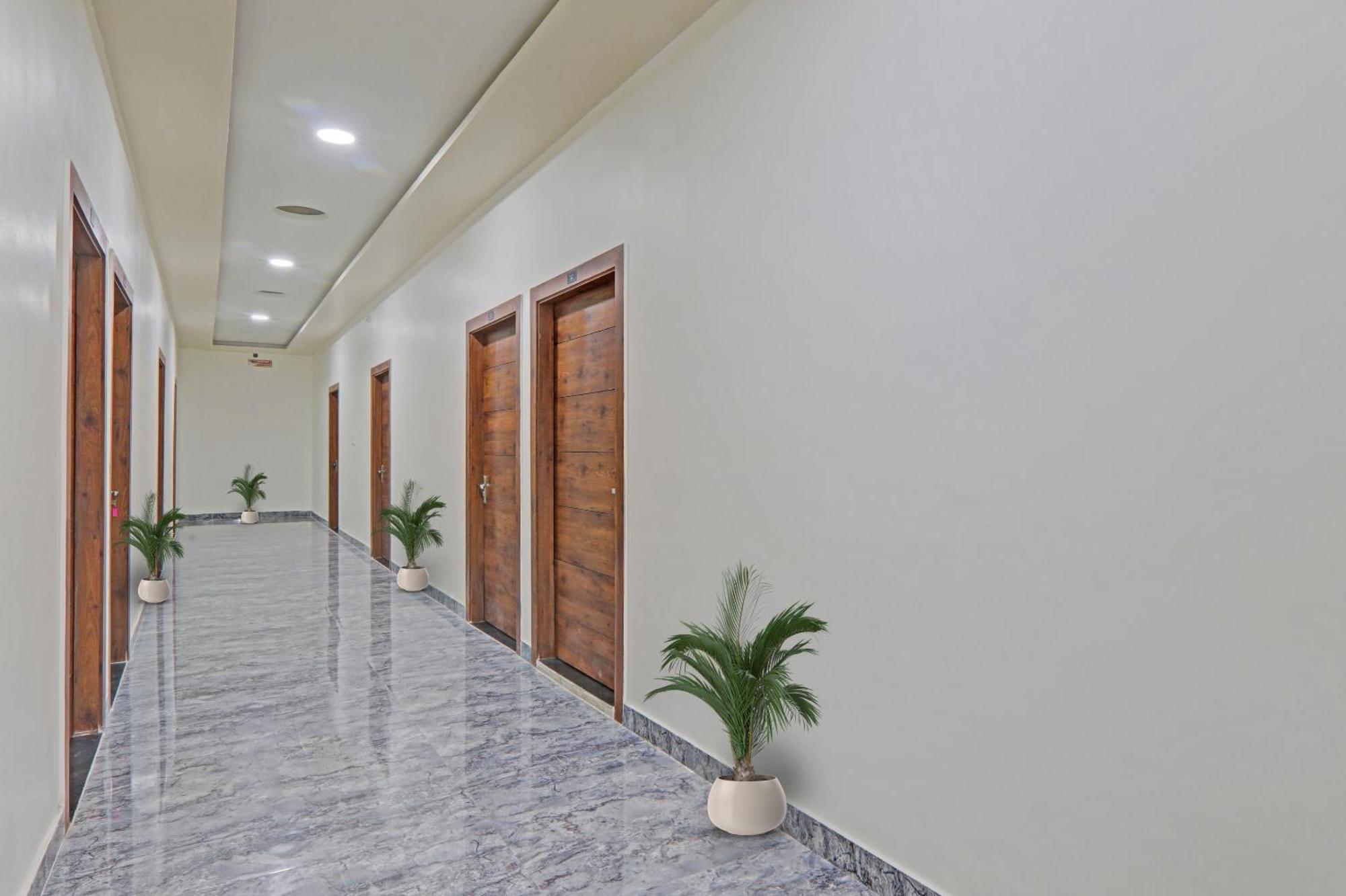 Townhouse P.S.Palace Near Amausi Metro Station Lucknow Exterior photo